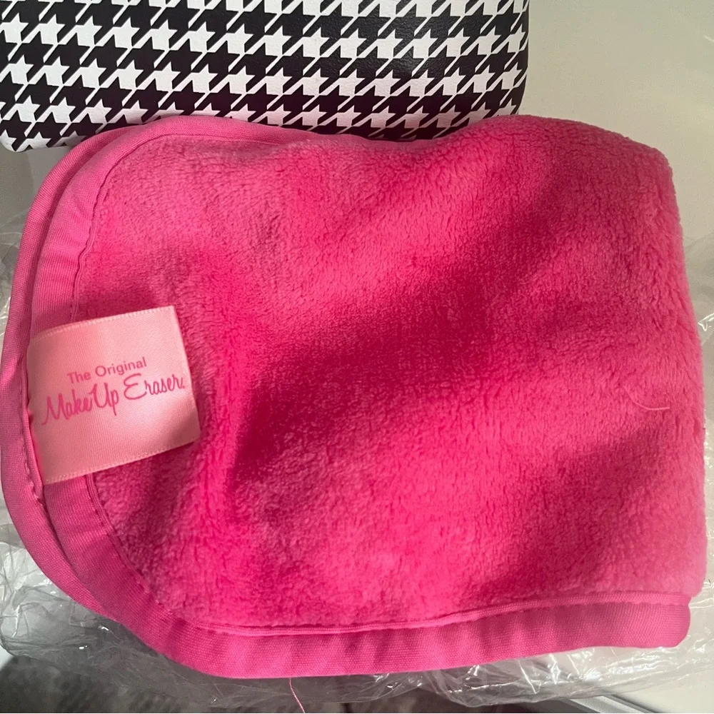 IPSY Beauty Bundle – 7 Items Lipsticks, Skincare, Makeup Eraser + Cosmetic Bag